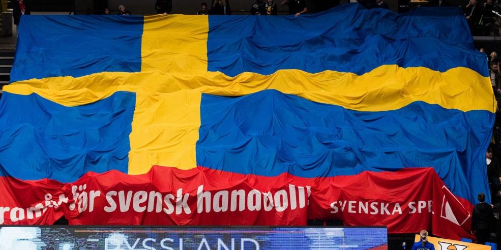 Svensk flagga på handbollsläktare