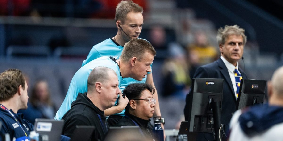 Jesper Madsen och Mads Hansen, danska handbollsdomare